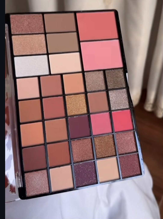 Palette Lady Model