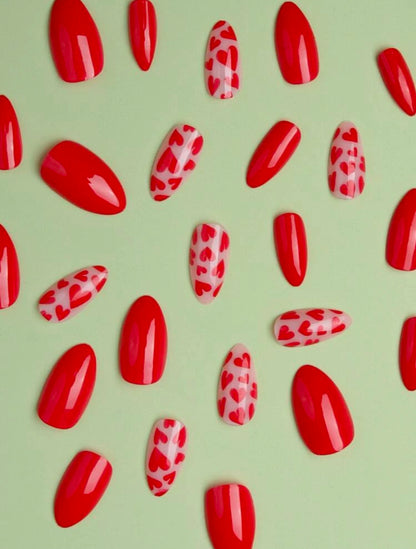 Faux ongles longs à motif de cœur en amande